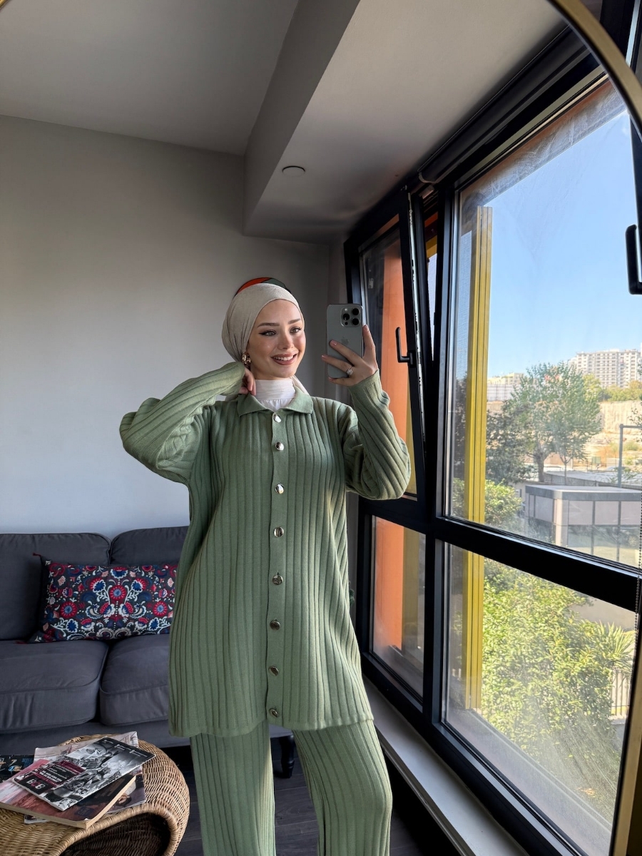 Full Düğmeli İkili Tesettür Şık Triko Takım - Çağla Yeşili